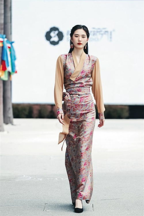 用時(shí)尚語言講述民族故事 民族服飾文化的t臺(tái)夢(mèng)